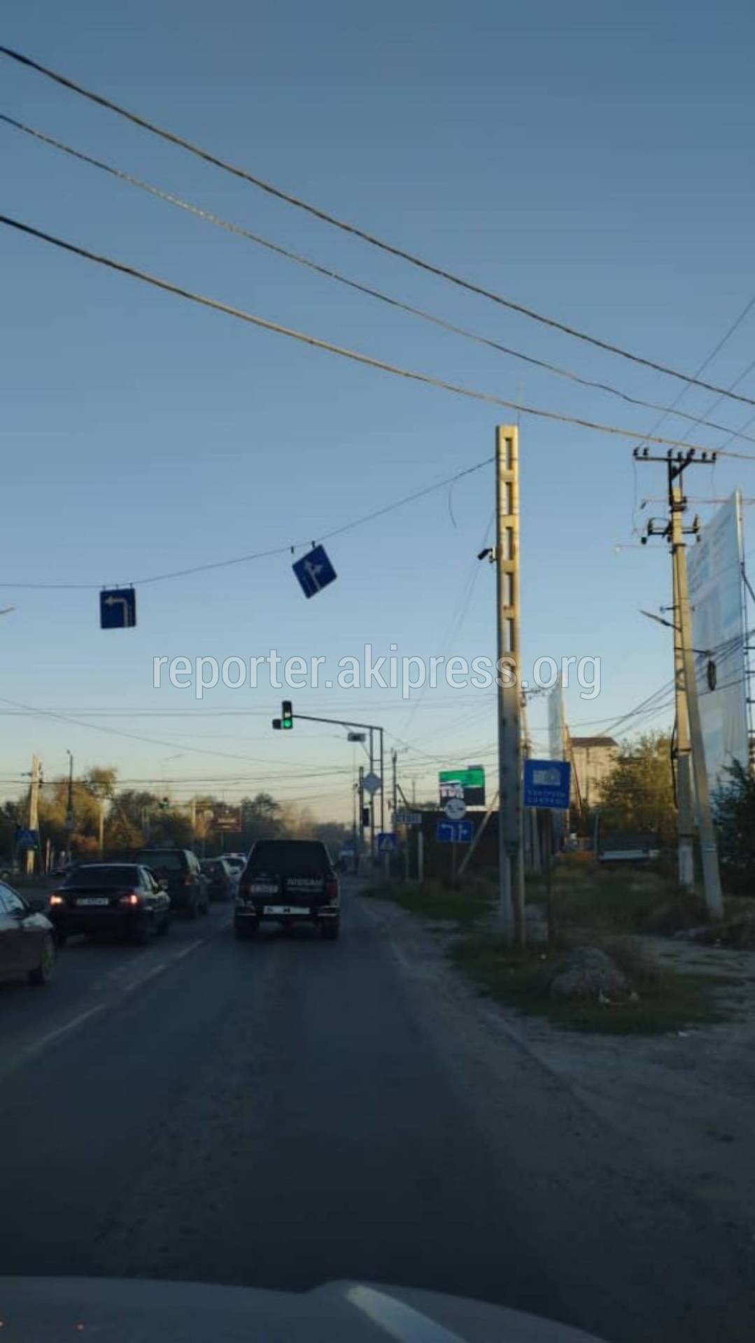 Над дорогой по ул.7 Апреля опасно висит дорожный знак. Фото