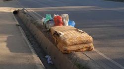 Пакеты и два матраса. Горожанин сообщает о мусоре на обочине дороги по ул.Тимура Фрунзе. Фото