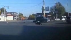 В Сокулуке машина ГБР снесла мотоциклиста, проехав на красный. Видео