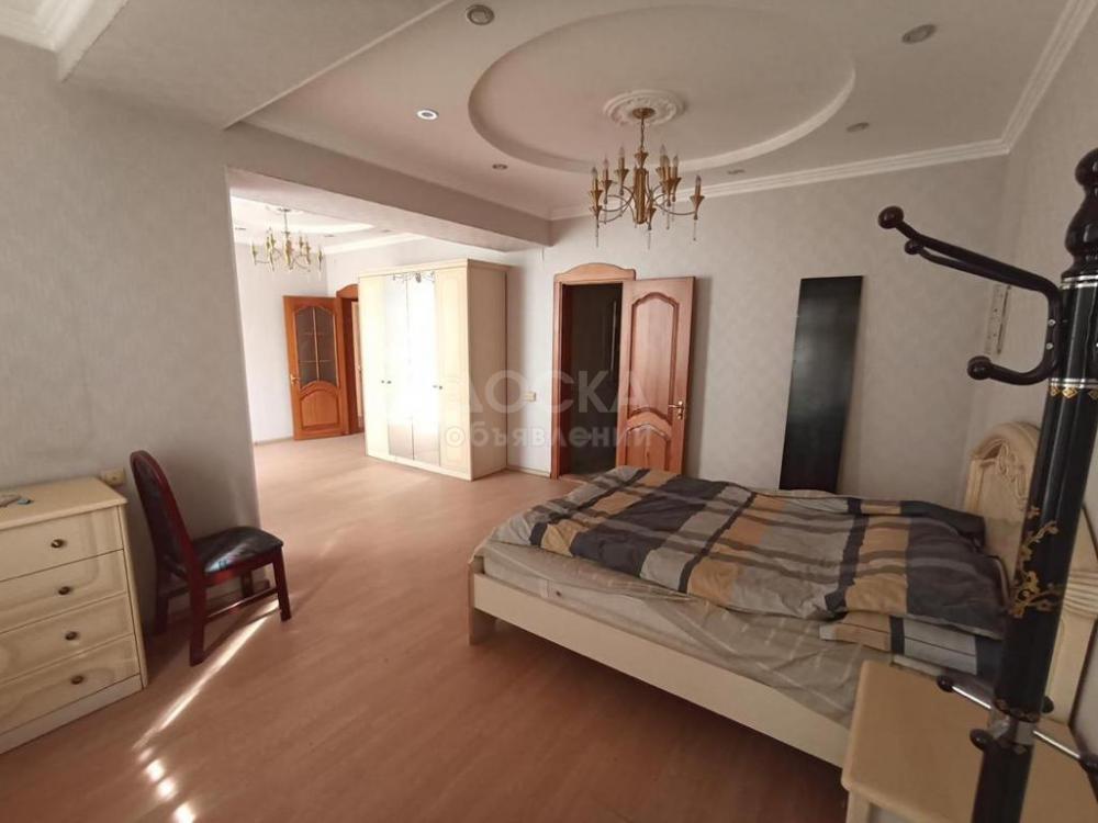 Продаю 4-комнатную квартиру, 205кв. м., этаж - 8/9, Абдымомунова\Исанова.