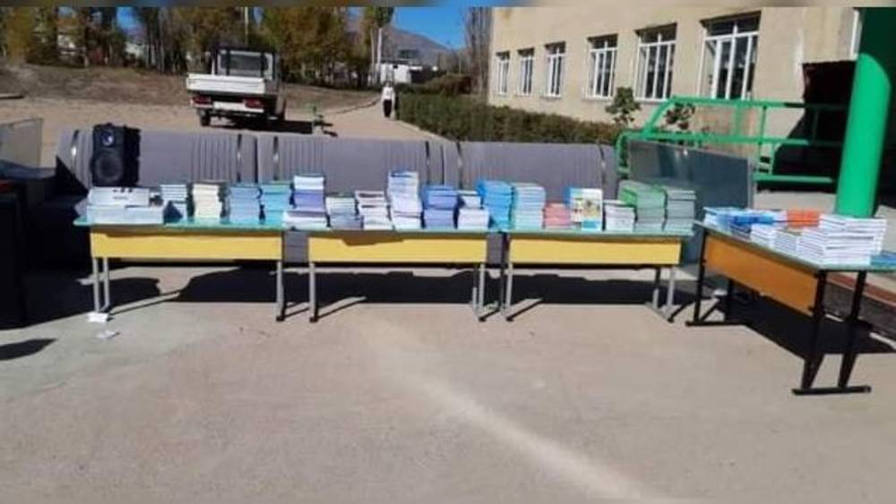 В Тонском районе мужчина вместо празднования 60-летия купил 500 учебников школе 