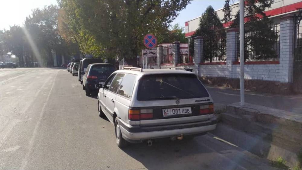 6 авто припарковались вдоль дороги на пересечении улиц Фучика и Рыскулова