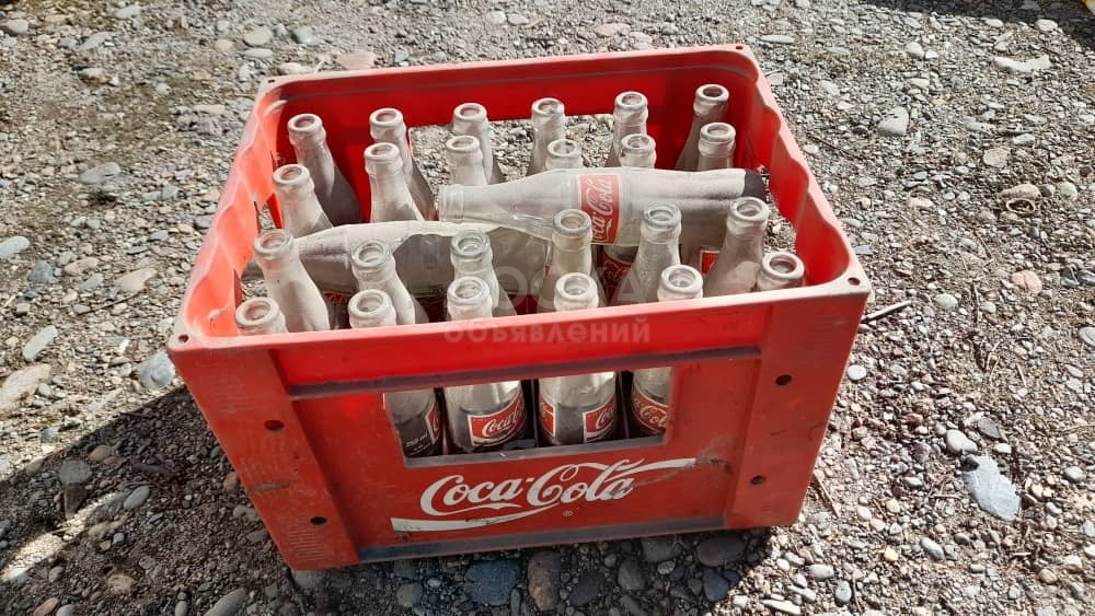 Пустые бутылки 250мл. 24 штуки и фирменный ящик Coca Cola. Примерно 1996 года выпуска.