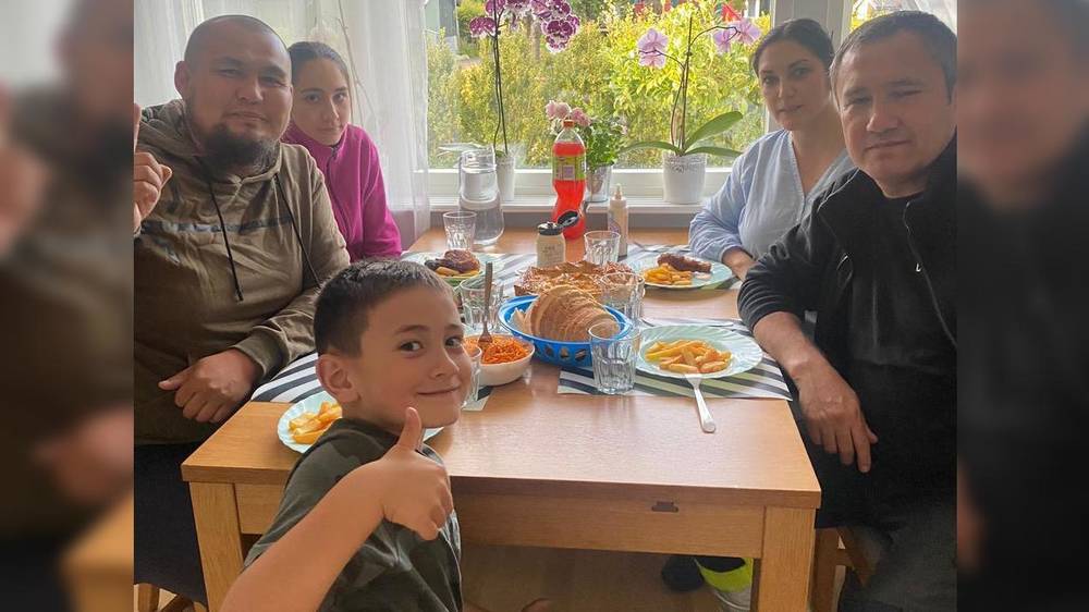 В Швеции кыргыз из Кызыл-Кии пригласил земляка-дальнобойщика на ужин и подарил кроссовки. Фото