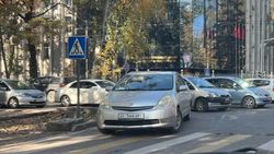 «Приус» припарковали на перекрестке у здания МВД. Фото