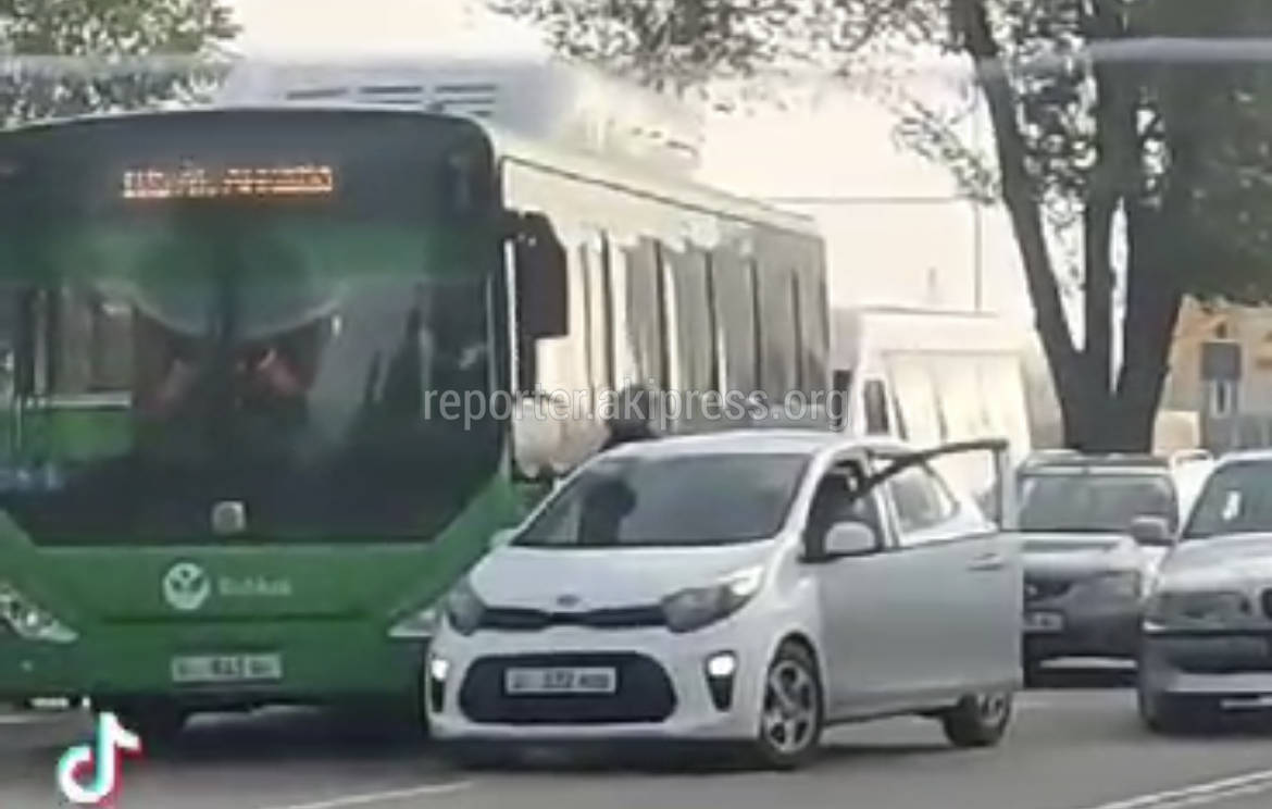 Водитель легковушки избил водителя автобуса. Видео