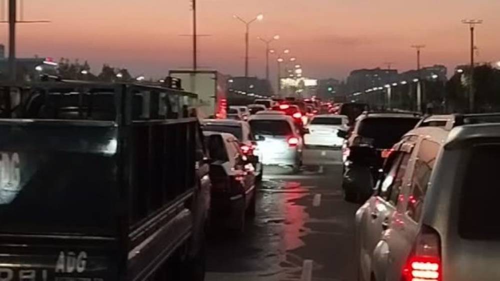 Огромная пробка на Южной магистрали, водители уже поют. Видео