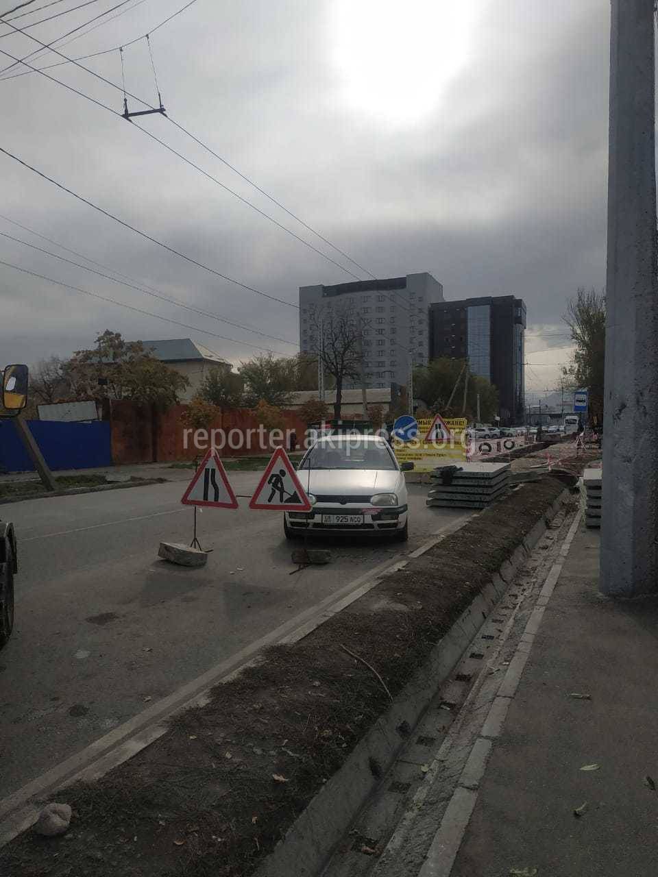 На Шопокова машины припаркованы на встречной полосе. Фото