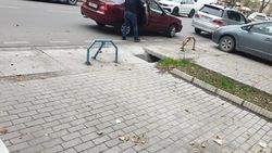 Законно ли на Огонбаева поставили ограничители парковки? Фото горожанина