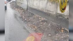 На Льве Толстого грунт от тротуара стекает во время дождя на дорогу