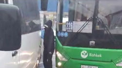 Водитель маршрутки заблокировал автобус №226 и не дает выехать. Видео