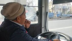 Водитель автобуса №36 курит в салоне. Фото