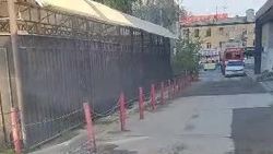 Законно ли возле посольства России поставили ограждения. Видео горожанина