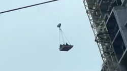 «Как в «Ну, погоди». Рабочих с помощью высотного крана поднимают на стройку. Видео