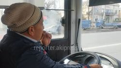 Водителя автобуса №36 снимут с маршрута за курение в салоне, - мэрия