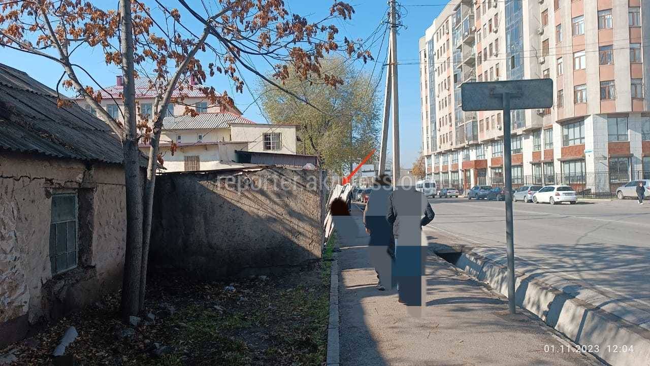 На Рыскулова забор частного дома накренился и может упасть на прохожих. Фото