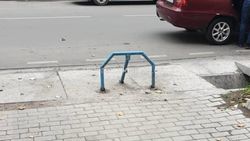 Законно ли на Огонбаева поставили ограничители парковки? Ответ мэрии