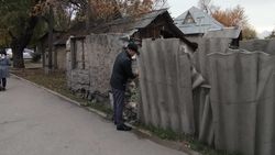 Работники МТУ №1 починили накренившийся забор на Рыскулова. Фото мэрии