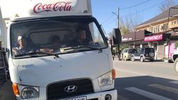 Грузовик компании Coca-Cola припарковали на «зебре». Фото