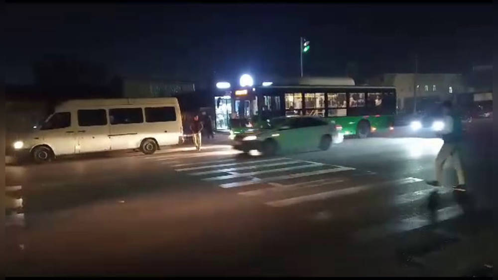 На пересечении Махатмы Ганди/Васильева останавливаются автобусы и маршрутки, чем создают аварийную ситуацию. Видео