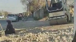 На пересечении Торокула Айтматова/Михаила Фрунзе при строительстве здания тротуар обложили грунтом. Видео