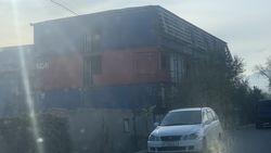 На Дэн Сяопина строят «этажку» из контейнеров. Законно ли? Фото горожанина