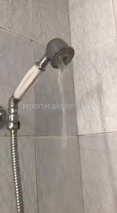 Горожанин жалуется на слабый напор вода в доме на ул.Курманжан Датки. Видео