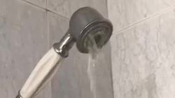 Горожанин жалуется на слабый напор вода в доме на ул.Курманжан Датки. Видео