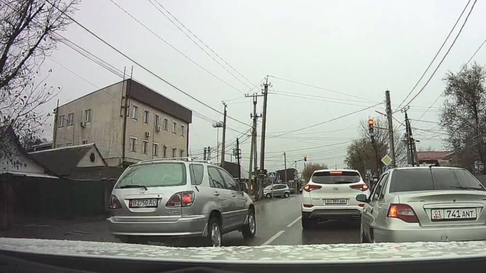Lexus RX 300 выехал на встречку и едва не спровоцировал лобовое ...