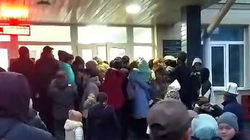 В детской больнице в Джале с утра огромные очереди. Видео