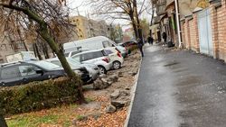На Боконбаева после ремонта тротуара оставили куски бетона. Фото горожанки