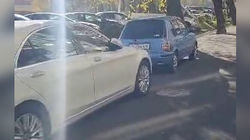 На новом тротуаре на Боконбаева-Ибраимова паркуются машины. Видео