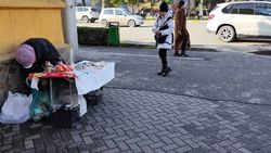 Возле школы №13 продолжают продавать сигареты. Фото горожанина