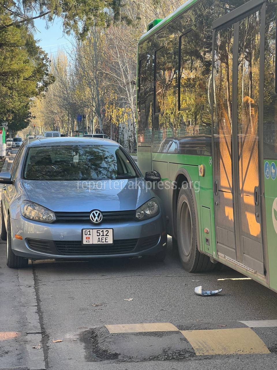 Автобус сломал боковое зеркало припаркованного авто. Фото