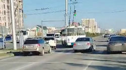 Почему на Южной магистрали троллейбусы поворачивают со второй полосы? Видео горожанина