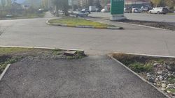 На ул.Садырбаева новый тротуар упирается в бордюр. Фото горожанина