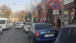В Оше Евразийский сберегательный банк сделал парковку на проезжей части. Фото горожанина