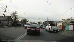 На Ахунбаева—Жукеева-Пудовкина BMW 760 повернул через сплошную полосу