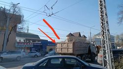 Большегрузный транспорт портит дороги в Бишкеке, - горожанин