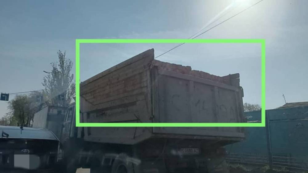 Большегрузный транспорт портит дороги в Бишкеке, - горожанин