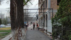 Конструкция над тротуаром на Тоголок Молдо-Рыскулова — это защитный навес, - мэрия