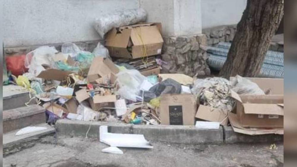 Магазин на Московской-Турусбекова складывает мусор во дворе