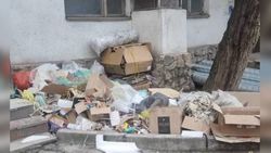 Магазин на Московской-Турусбекова складывает мусор во дворе
