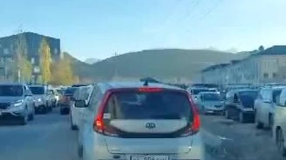Постоянный хаос и опасные ситуации на дороге возле АУЦА и «Маариф», - жители просят мэрию навести порядок. Видео