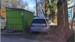Автомобиль припарковали в неположенном месте по улице Логвиненко