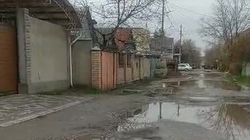 Дорога по ул.Аммосова в дождь превращается в огромную лужу. Видео