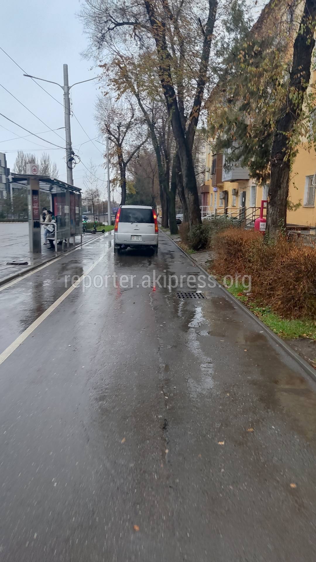 Машины продолжают ездить по тротуару напротив Госрегистра. Фото горожанина