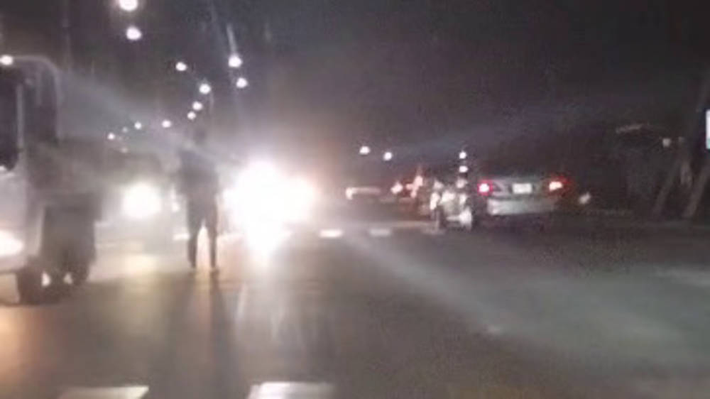 Парень регулирует движение на Ахунбаева—Алыкулова, светофор не работает. Видео