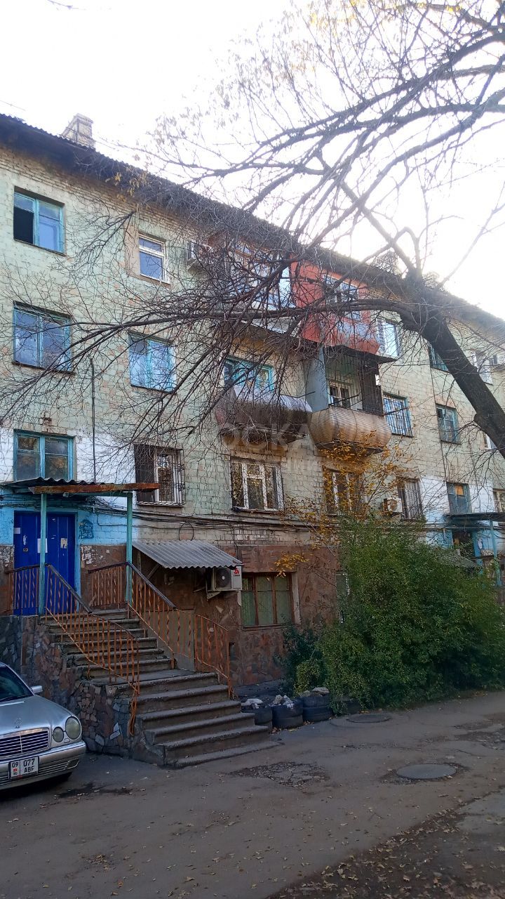 Продаю 1-комнатную квартиру, 30кв. м., этаж - 1/4, Чынгыза Айтматова.