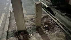 Два бетонных столба посреди тротуара в Ленинском районе. Фото